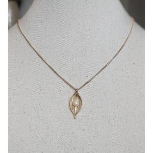 Vintage Sarah Coventry Gold Pearl and Leaf Design Necklace
